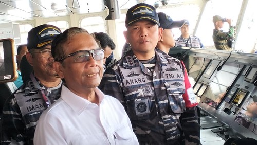 Menteri Koordinator Bidang Politik, Hukum, dan Keamanan (Menkopolhukam) Mahfud MD di Anjungan KRI. dr. Wahidin Sudiro Husodo-991 di Marina Labuan Bajo, Senin (8/5/2023).