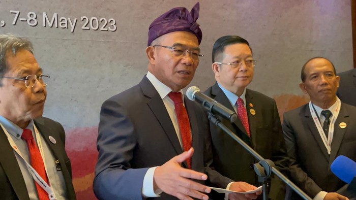 Menteri Koordinator Pembangunan Manusia dan Kebudayaan Muhadjir Effendy selaku ketua ASEAN Sosio-Cultural Community didampingi Sekretaris Jenderal ASEAN Kao Kim Hourn. (Rizki Setyo Samudero/detikBali)