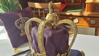 Mahkota St Edward yang dipakai Raja Charles III jadi inspirasi bentuk cake unik di Denmark. Terlihat ada permata berharga yang menghiasinya. Foto: Twitter @EHopkinsFCDO
