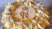 Tema cake penobatan Raja Charles III ini adalah emas. Hiasannya sprinkle warna-warni yang memberi kesan meriah. Foto: Metro UK