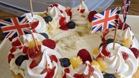 Netizen @grainnejakobson merayakan penobatan Raja Charles III dengan cake buatannya. Cake lemon curd diberi raspberry segar, meringue, dan krim. Yummy! Foto: Twitter @grainnejakobson