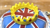 Dengan fondant bendera Inggris dan mahkota, cake tema penobatan Raja Charles III ini juga unik ya? Foto: Twitter @NowThenSunshine