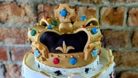Berhiaskan bendera Inggris dan mahkota, cake penobatan Raja Charles III ini tak kalah meriah. Jadi sayang dimakan ya? Foto: Metro UK