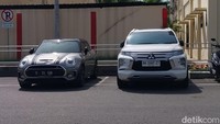 Mini Cooper milik Ken Admiral. Ada juga mobil Pajero Sport yang sempat digunakan Aditya. Kedua barang bukti itu dihadirkan saat proses rekonstruksi kejadian. (Finta Rahyuni/detikSumut)
