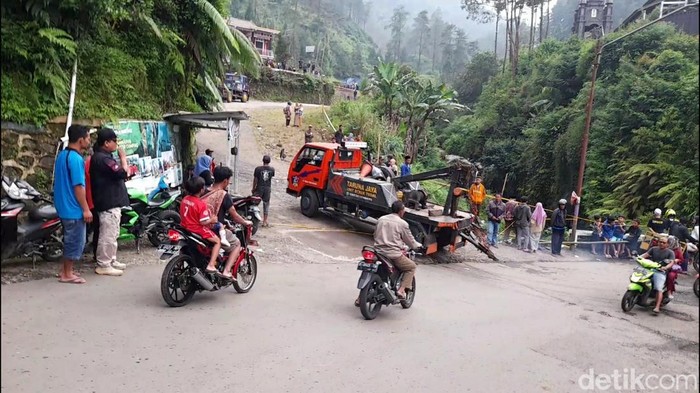 Mobil derek dikerahkan untuk mengevakuasi bangkai bus di jurang Guci Tegal, Senin (8/5/2023).