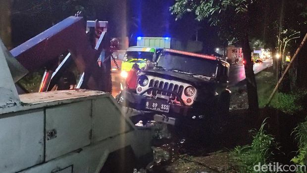 Mobil Rubicon yang terbakar dievakuasi mobil derek.