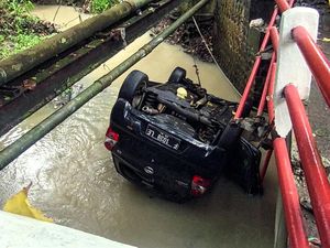 Mobil Terjun ke Sungai Usai Tabrak Pagar Jembatan di Sukabumi