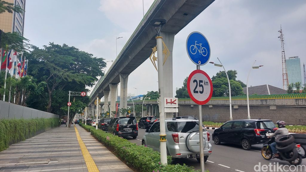 Mobil yang parkir di jalur sepeda depan Kantor Sekretariat ASEAN, Kebayoran Baru, Jaksel, 8 Mei 2023, sore. (Rumondang Naibaho/detikcom)