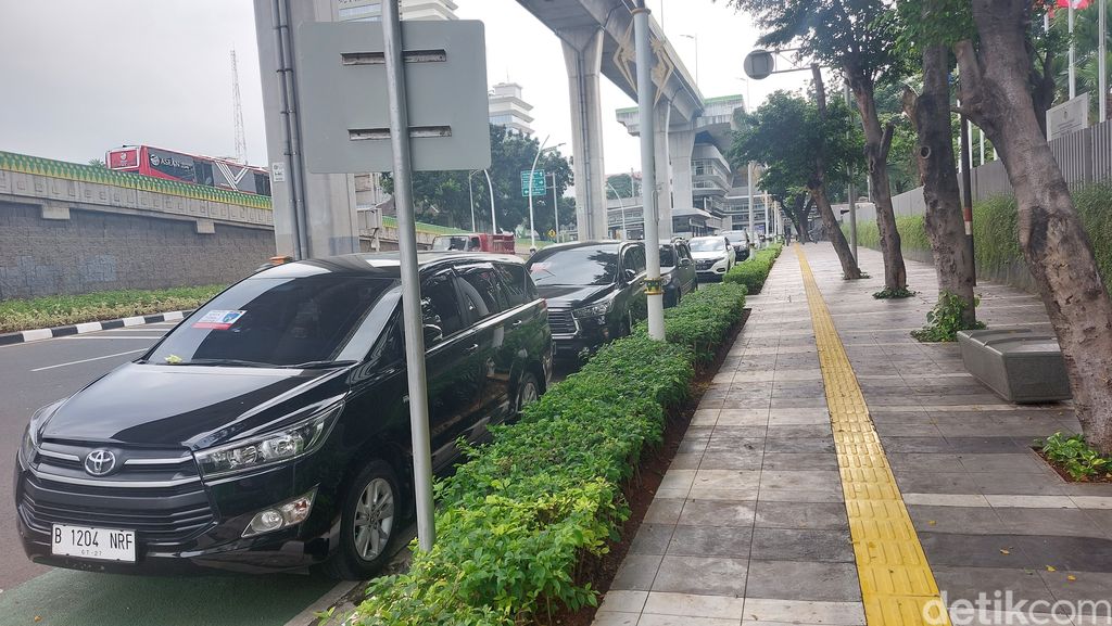 Mobil yang parkir di jalur sepeda depan Kantor Sekretariat ASEAN, Kebayoran Baru, Jaksel, 8 Mei 2023, sore. (Rumondang Naibaho/detikcom)