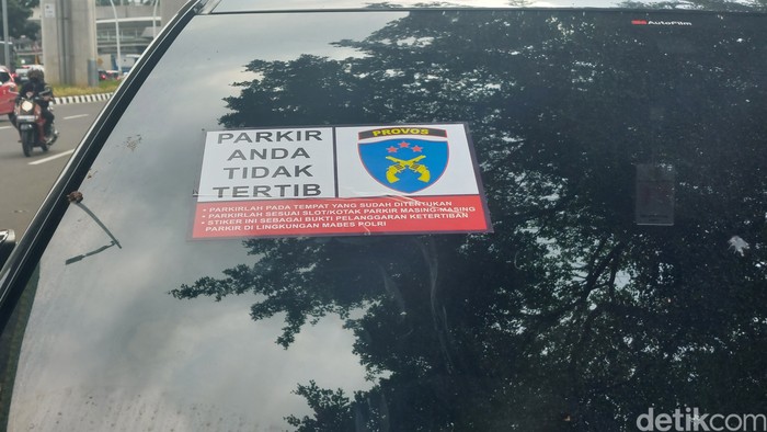 Mobil yang parkir di jalur sepeda depan Kantor Sekretariat ASEAN, Kebayoran Baru, Jaksel, 8 Mei 2023, sore. (Rumondang Naibaho/detikcom)