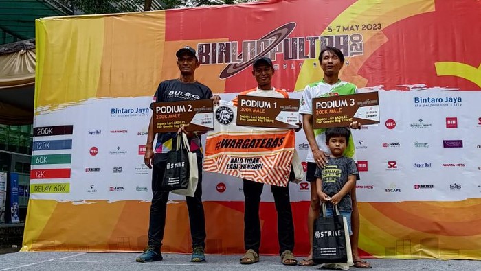 Mohammad Hasan Fauzi (tengah) usai menjuarai Bintaro Loops Ultra Marathon.