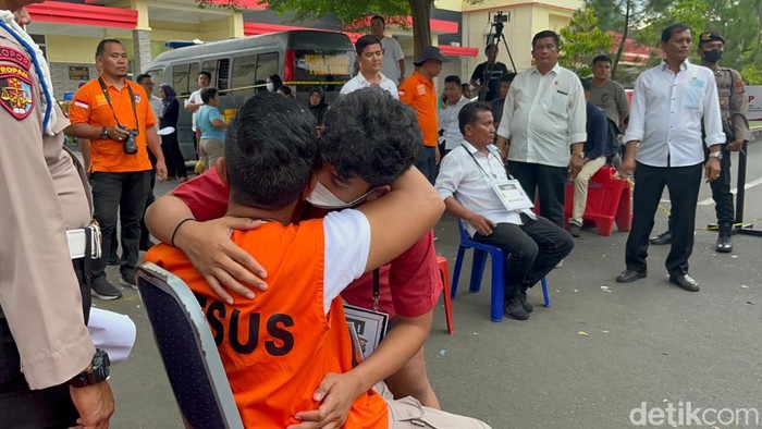 Momen AKBP Achiruddin berpelukan dengan anaknya, Aditya Hasibuan.