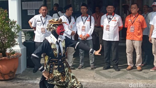 Momen Bacaleg PKS di Cirebon mendaftar ke KPU