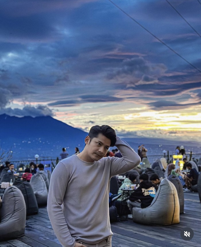 Momen Fiki Alman ‘Ikatan Cinta’ Saat Makan Steak hingga ke Kafe Momen Fiki Alman ‘Ikatan Cinta’ Saat Makan Steak hingga ke Kafe
