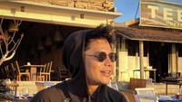 Aktor kelahiran 1991 itu pernah membagikan momen menikmati steak sambil menikmati segelas minuman. Foto: Instagram @fikialman