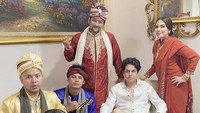 Saat syuting, pesinetron Ikatan Cinta ini juga sempat berkumpul dengan aktor lain. Mereka tampak ditemani sepiring nasi goreng di meja. Foto: Instagram @fikialman