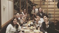 Kalau ini momen aktor 32 tahun itu sedang menikmati aneka hidangan Jepang bersama teman-temannya di sebuah restoran Jepang. Foto: Instagram @fikialman
