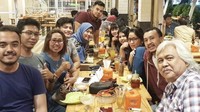 Fiki Alman juga sempat makan bareng teman-teman kuliah di restoran. Setelah makanan habis disantap, tak lupa mereka mengabadikan momen. Foto: Instagram @fikialman
