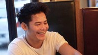 Bukan hanya kulineran bersama teman-teman, Fiki Alman juga suka nongkrong di sambil bersantai di kafe loh. Foto: Instagram @fikialman