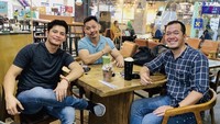 Seperti ketika pemain yang mengawali karier sebagai aktor FTV itu nongkrong sambil menikmati aneka minuman manis bersama rekan-rekannya di kafe. Foto: Instagram @fikialman