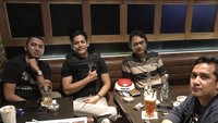 Terekam kembali momen saat Fiki Alman nongkrong bersama teman di kafe. Meja mereka dipenuhi beberapa macam minuman nih. Foto: Instagram @fikialman
