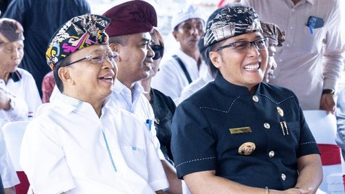 Momen mesra Nyoman Giri Prasta dan WayanKoster di acara hibah aset tanah Pemprov Bali untuk perluasan Pura Dalem Desa Adat Tandeg dan untuk Kantor Perbekel serta GOR Desa Tibubeneng, Kuta Utara, Badung, Senin (8/5/2023). (Istimewa)