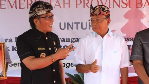 Momen mesra Nyoman Giri Prasta dan WayanKoster di acara hibah aset tanah Pemprov Bali untuk perluasan Pura Dalem Desa Adat Tandeg dan untuk Kantor Perbekel serta GOR Desa Tibubeneng, Kuta Utara, Badung, Senin (8/5/2023). (Istimewa)