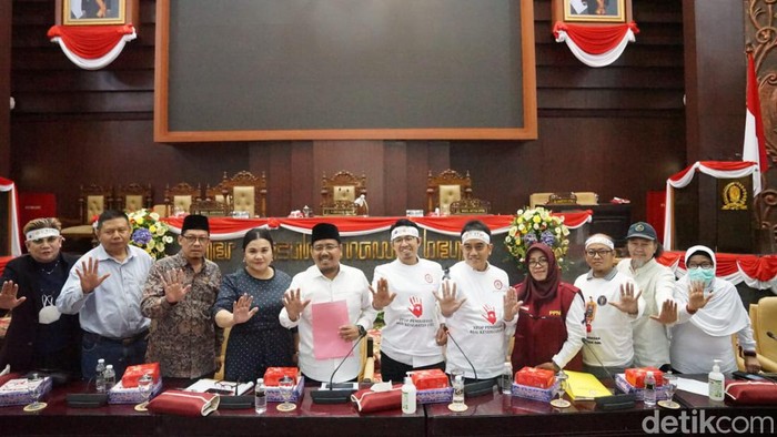 nakes protes ruu kesehatan ke dprd jatim