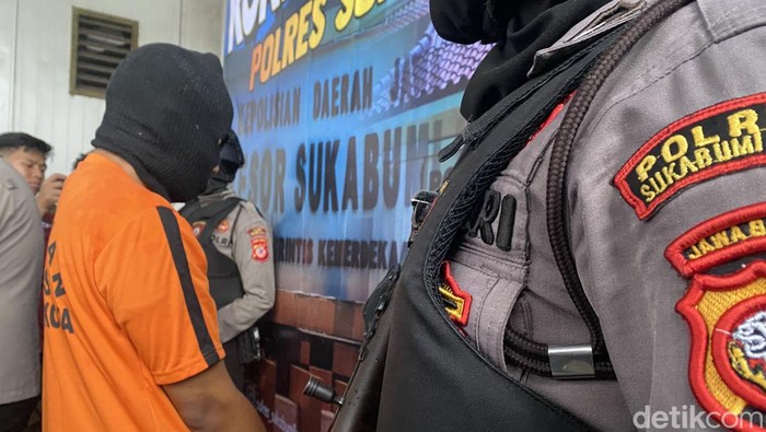 Obay, tersangka kasus sodomi di Sukabumi dihadirkan di Polres Sukabumi Kota, Senin (8/5/2023).