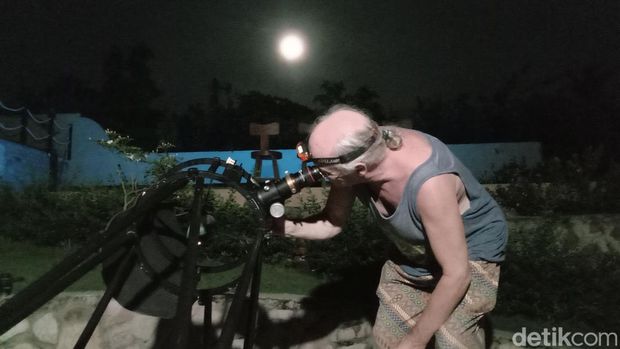 Observatorium pribadi untuk melihat keindahan langit saat malam hari dari Pulau Karimunjawa, Jepara, Minggu (7/5/2023).