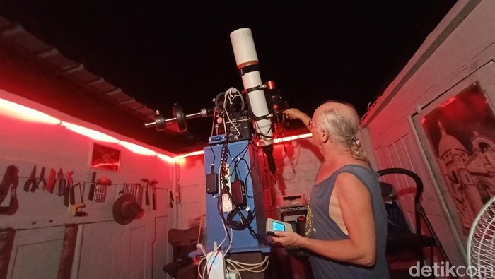 Observatorium pribadi untuk melihat keindahan langit saat malam hari dari Pulau Karimunjawa, Jepara, Minggu (7/5/2023).