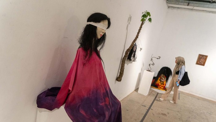 Pengunjung berfoto dengan karya yang dipamerkan pada pameran seni rupa bertajuk “Mula Perupa Tangan Bercerita” di Taman Budaya, Yogyakarta, Senin (8/5/2023). Pameran karya Mahasiswa Program Studi S1 Kriya dan D4 Desain Mode Kriya Batik, Fakultas Seni Rupa ISI Yogyakarta Angkatan Tahun 2021 itu menjadi ruang ekspresi serta eksistensi para mahasiswa. ANTARA FOTO/Andreas Fitri Atmoko/tom.