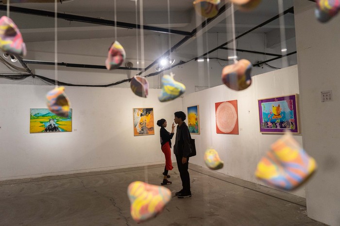 Pengunjung berfoto dengan karya yang dipamerkan pada pameran seni rupa bertajuk “Mula Perupa Tangan Bercerita” di Taman Budaya, Yogyakarta, Senin (8/5/2023). Pameran karya Mahasiswa Program Studi S1 Kriya dan D4 Desain Mode Kriya Batik, Fakultas Seni Rupa ISI Yogyakarta Angkatan Tahun 2021 itu menjadi ruang ekspresi serta eksistensi para mahasiswa. ANTARA FOTO/Andreas Fitri Atmoko/tom.