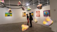 Pengunjung mengamati karya pada pameran seni rupa bertajuk Mula Perupa Tangan Bercerita di Taman Budaya, Yogyakarta, Senin (8/5/2023).