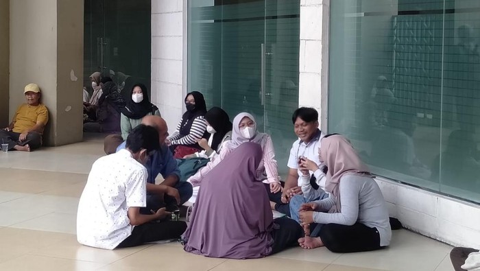 Para orang tua peserta UTBK SNBT sedang menunggu anak mereka yang mengikuti ujian di kampus UI Salemba, Jakarta Pusat