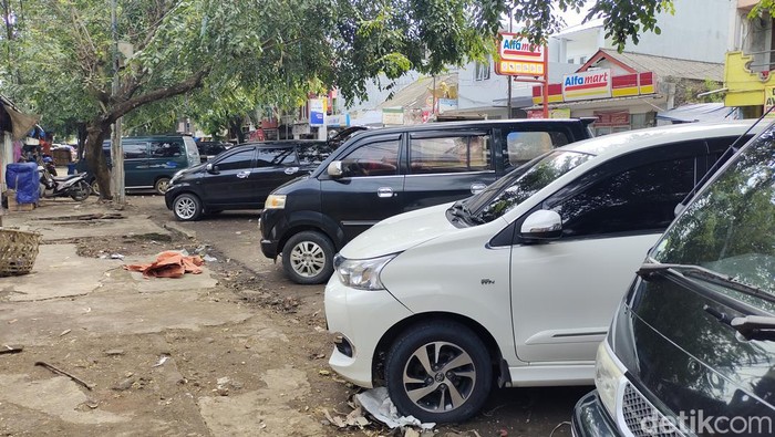 Parkir di Bahu Jalan Sunan Kalijaga Lebak