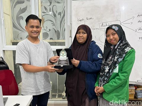 Pemberian plakat oleh Dosen Jurnalistik UIN Alauddin Makasar Rahmawati Latief kepada  Kepala Redaksi detikSulsel Noval D Antony, Minggu (7/5).