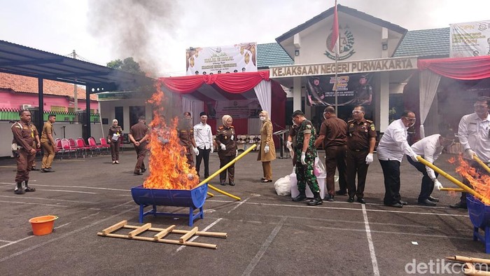 Pemusnahan barang bukti tindak pidana di Kejari Purwakarta