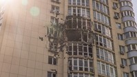Penampakan dari dekat jendela serta beberapa bagian bangunan apartemen yang rusak.