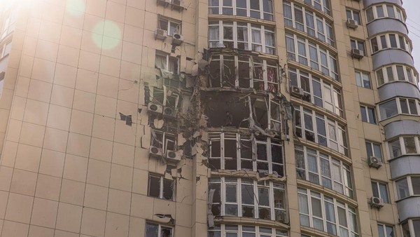 Penampakan Apartemen di Kyiv yang Rusak Akibat Serangan Drone Rusia