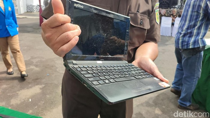 Penampakan Laptop milik M Kace yang digunakan untuk membuat konten YouTube.