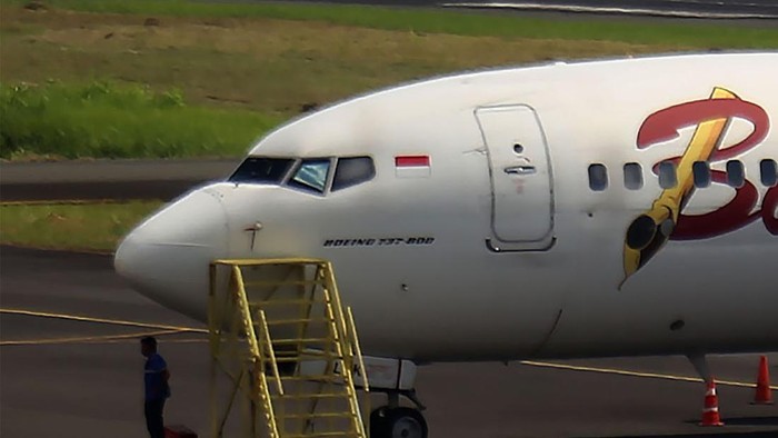Pesawat Batik Air yang batal terbang terparkir di Bandara Sultan Babullah Ternate, Kota Ternate, Maluku Utara, Senin (8/5/2023).