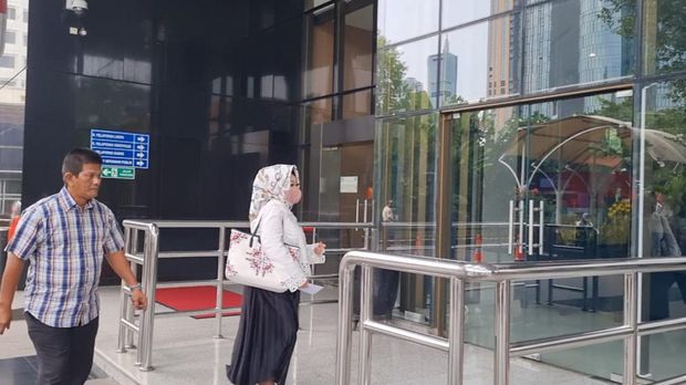 Penampakan tas dipakai Kadinkes Lampung ke KPK (Yogi-detikcom)