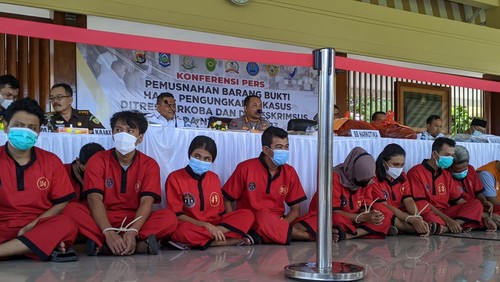 Sebanyak 23 bandar dan kurir narkoba, beserta barang bukti 1,6 kilogram sabu dan 9,68 kilogram ganja diamankan Polda NTB.