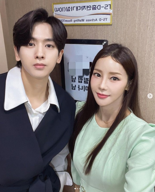 Kisah cinta Shim Mina dan Ryu Philipp yang berbeda dari pasangan pada umumnya membuat keduanya langganan membintangi acara televisi Korea. Terungkap bahwa Shim Mina menafkahi kebutuhan suaminya. Foto: dok. Instagram @minakorea