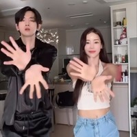 Belakangan Shim Mina kerap mengajak suaminya membuat konten dance TikTok yang viral seperti lagu FLOWER milik Jisoo BLACKPINK. Dalam setiap videonya, Mina selalu menegaskan perbedaan usia keduanya. Foto: dok. Instagram @minakorea