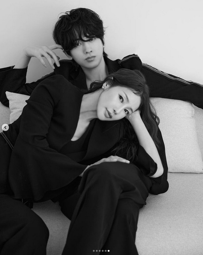 Shim Mina sendiri membuat banyak wanita kagum karena bentuk tubuhnya yang bugar di usia 52 tahun. Tak heran jika Mina dan Philipp disebut bak pasangan ABG oleh sejumlah netizen. Foto: dok. Instagram @minakorea