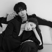 Shim Mina sendiri membuat banyak wanita kagum karena bentuk tubuhnya yang bugar di usia 52 tahun. Tak heran jika Mina dan Philipp disebut bak pasangan ABG oleh sejumlah netizen. Foto: dok. Instagram @minakorea