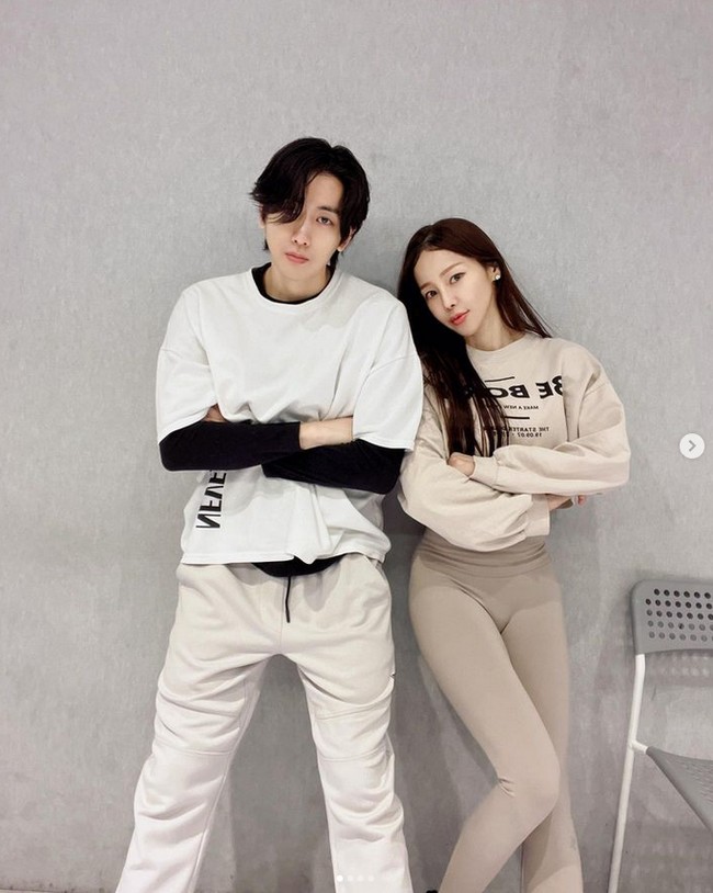 Shim Mina dan Ryu Philipp pertama kali bertemu di acara ulang tahun personel ZE:A pada 2015. Saat itu Philipp menghampiri Mina yang mabuk. Dia tak menyangka wanita cantik itu berusia 40an. Foto: dok. Instagram @minakorea