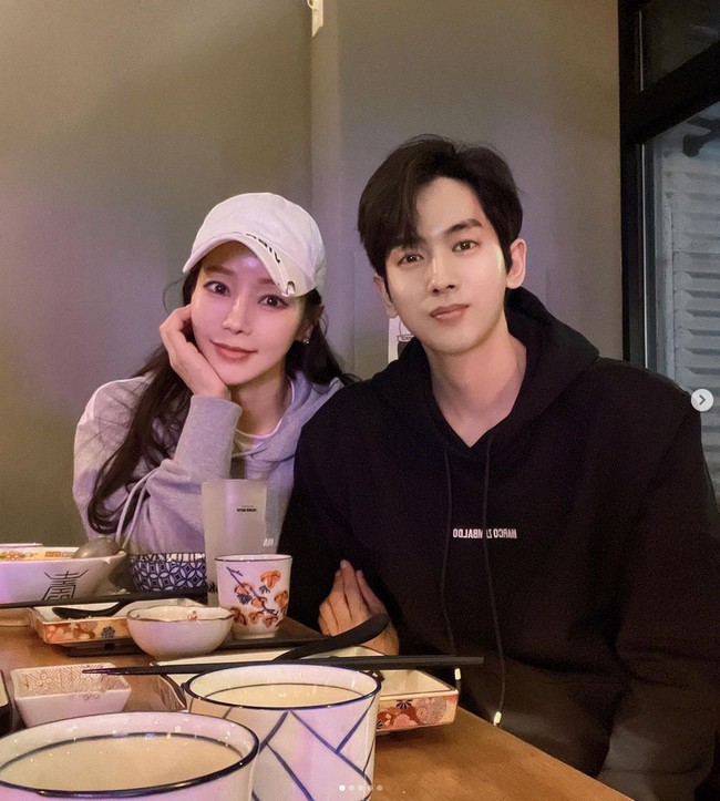 Namun usianya kini tak memungkinkan Shim Mina untuk hamil. Ryu Philipp telah menerima kondisinya. Namun Mina merasa bersalah karena tak bisa memberikan keturunan. Foto: dok. Instagram @minakorea